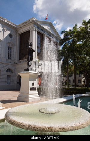 Victoria Theater Konzertsaal mit Bronzestatue Sir Stamford Raffles im Vordergrund von Brunnen. Singapur Stadt Stockfoto