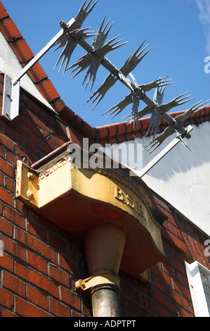 Rotierende wies anti-Aufstieg Vandal Sicherheitsbarriere auf Dach aus Dachrinne Stockfoto