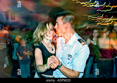 Paris Frankreich, französische Paare tanzen beim Feuerwehrball-Festival am 14. Juli, Bastille Day, bal france Stockfoto