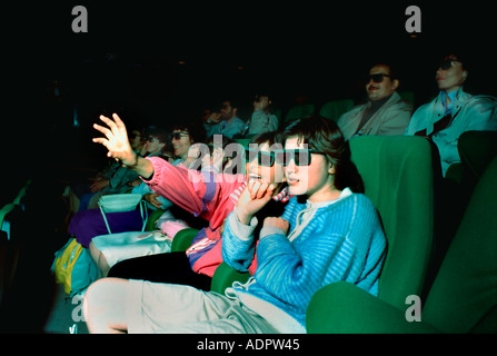 Poitiers France, Crowdpublikum, französische Teenager, 3D-Filmprojektion im Kino mit Spezialbrille, Teenager im Kino Stockfoto