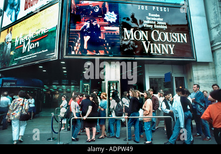 Paris Frankreich, eine große Menschenmenge, die ins Kino im Montparnasse-Viertel geht, Filmplakate, Stadtstraßen, bunt, warten, im Kino draußen, Stockfoto