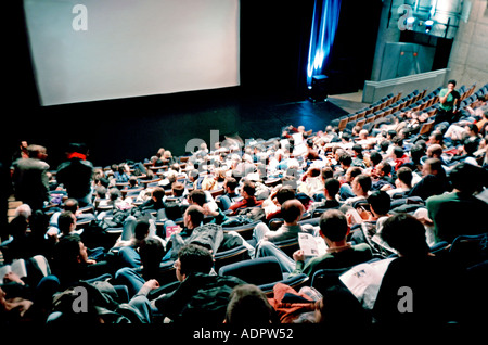 Interior Cinema Theatre mit Publikum von Back 'Forum des Images' Paris Frankreich, Luftaufnahme, große Menschenmenge von oben, Leinwand Menschen in den Filmen, innen Stockfoto