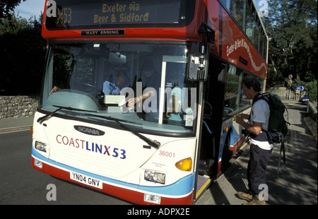 Passagiere warten an der Bushaltestelle auf den Bus an Lyme Regis England Stockfoto