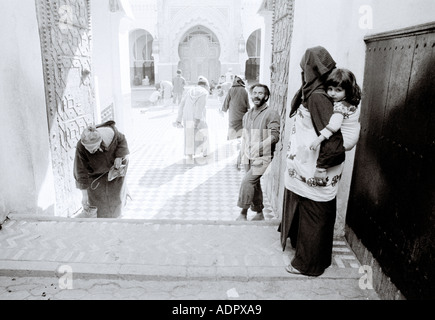 Marokkanische Volk in der Qarawiyyin Moschee in der Medina Souk Altstadt von Fes el Bali in Marokko im Maghreb in Nordafrika, Sahara. Muslimische Fes Stockfoto