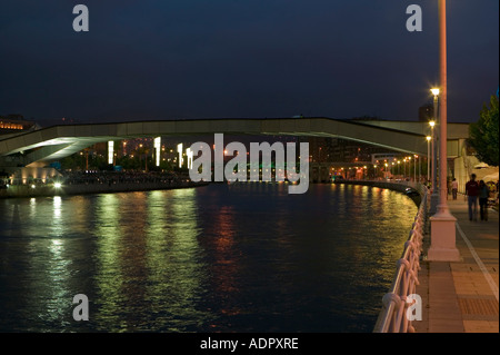 Ansicht von Puente Pedro Arrupe Fußgängerbrücke über den Fluss Nervion nachts Pais Vasco baskischen Land Spanien Europa Stockfoto