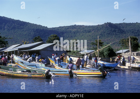 Luo Angelboote/Fischerboote am Ufer in der Nähe von einem Fischerdorf auf Mfangano Island Lake Victoria Kenia in Ostafrika Stockfoto