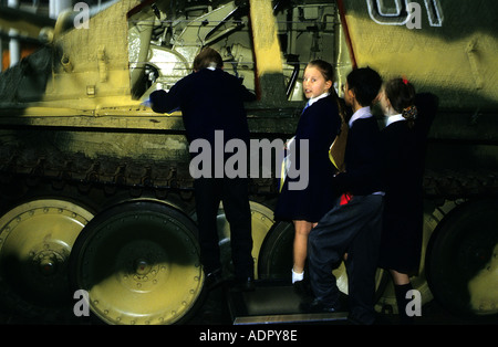 Schulkinder mit Blick auf eine Deutsch-WW2-Tiger-Panzer im imperial War Museum in London, Vereinigtes Königreich. Stockfoto