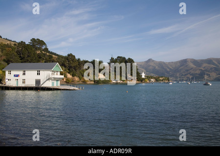 AKAROA SOUTH ISLAND Neuseeland kann das Bootshaus und Leuchtturm mit Blick auf Französisch Bucht Stockfoto