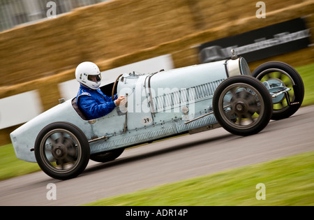 1925 Bugatti Typ 39 beim Goodwood Festival of Speed, Sussex, UK. Fahrer, David Hände. Stockfoto