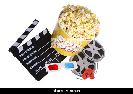 Film-Dinge: Klappe, 3d Brille, Wanne mit Popcorn, Film-Rollen und Tickets Stockfoto