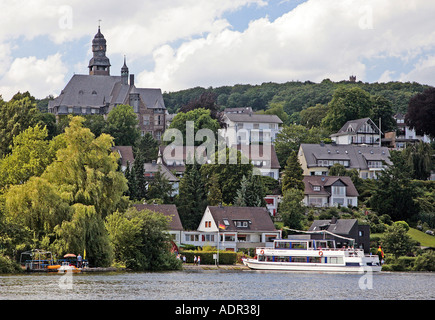 Ausflugsschiff Friedrich Harkort auf den Harkort See mit dem Rathaus und den Harkort-Turm im Hintergrund, Deutschland Nord Stockfoto