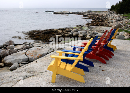 mehrere Multi farbige Adirondack Stühle am Strand von Nova Scotia, Kanada.   Foto: Willy Matheisl Stockfoto