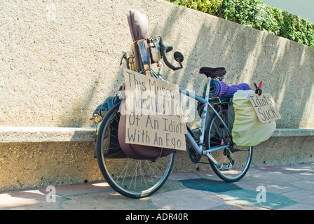 Ein Demonstrant mit sozialen Aussage auf Pappe geschrieben und an das Motorrad Fahrrad Stockfoto