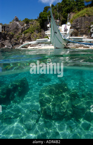 Über unter der Bangka und sandigen Meeresboden Apo island Marine Reserve-Philippinen Stockfoto