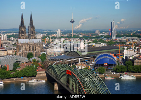 Blick vom LVR-Turm in Köln mit Hohenzollern Brisge, Kölner Dom, Museum Ludwig und Hauptbahnhof, Deutschland, Nord-R Stockfoto