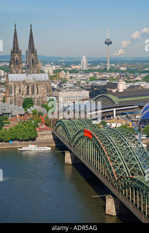 zeigen Sie aus dem LVR-Turm auf der Kölner Hohenzollernbrücke, Kölner Dom und Hauptbahnhof, Deutschland, Nordrhein-Westphali an Stockfoto