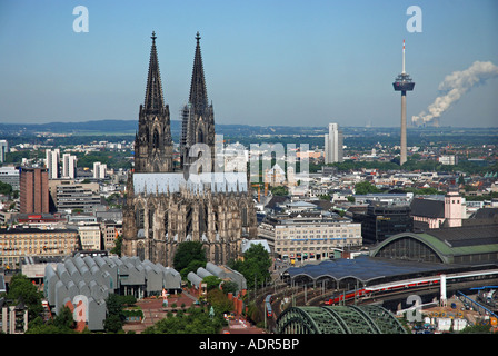 Blick vom LVR-Turm in Köln mit Kölner Dom, Museum Ludwig, Hauptbahnhof und Fernsehturm, Deutschland, North Rhin Stockfoto