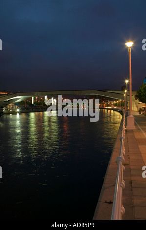 Ansicht von Puente Pedro Arrupe Fußgängerbrücke über den Fluss Nervion nachts Pais Vasco baskischen Land Spanien Europa Stockfoto