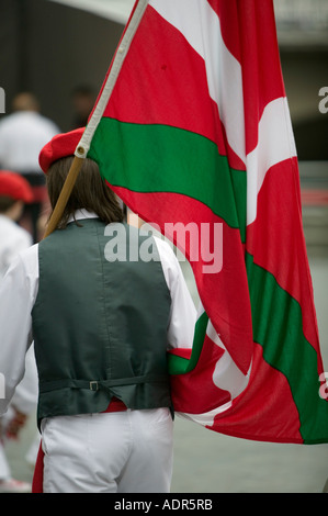 Junger Mann mit der baskischen nationalen Flagge die Ikurrina während der baskischen Volkstanz, Bilbao. Stockfoto