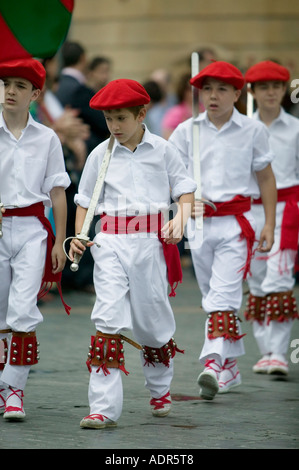 Jungen tragen Baske Baskenmütze der Txapela und hält Schwerter im baskischen Volkstanz Plaza Arriaga Bilbao Stockfoto