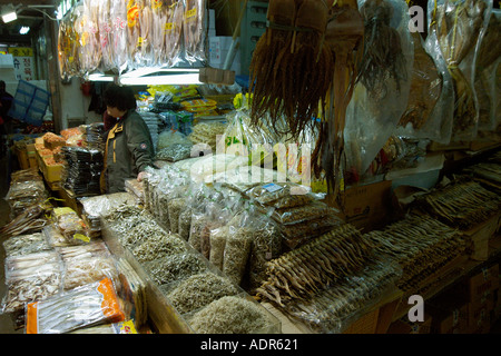 Getrockneter Fisch und Tintenfisch zum Verkauf an ein Fischmarkt Incheon Gyeonggi-Do in Südkorea Stockfoto