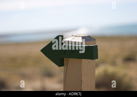 Biegen Sie nach links Holzschild Stockfoto