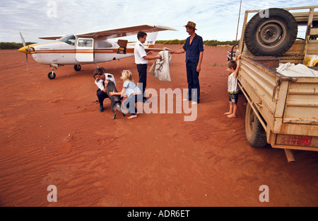 Cattle station Familientreffen im zweiwöchentlichen e-Mail Flugzeug, "Zentral-Australien" Stockfoto