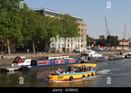 Bristol England Hafen Innenstadtbereich mit Passagier-Fähre vorbei an Arnolfini Galerie Kunstzentrum Stockfoto
