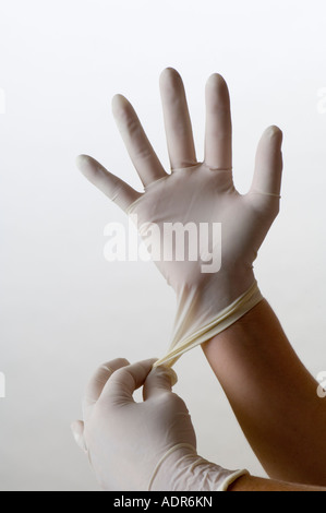 Frau Doktor auf sterile Latexhandschuhe, Vorbereitung für die Chirurgie Stockfoto