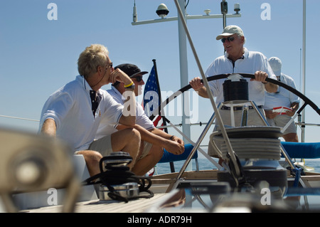 Matrosen reden an Spitze auf Yacht Stockfoto