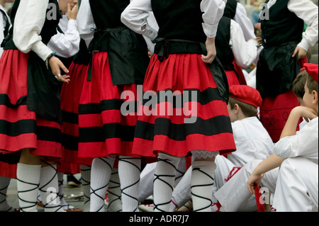 Baskische Jugendliche Mädchen und jungen Rest nach der Durchführung der traditionellen Volkstänzen Plaza Arriaga Bilbao Stockfoto