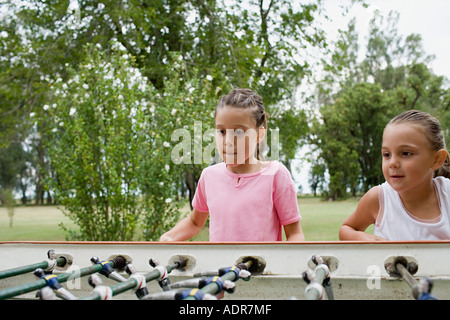 Mädchen spielen Tischfußball Stockfoto