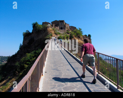 Touristen machen den langen Aufstieg auf die Brücke nach Civita di Bagnoregio Italien Stockfoto