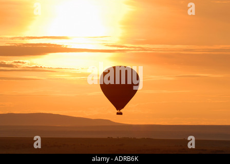 Heißluftballon Silhouette gegen eine Dämmerung Himmel in der Masai Mara National Reserve Kenia in Ostafrika Stockfoto