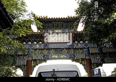 CHINA Peking kunstvoll geschnitzt und bemalt Tor in den Tempel des Lama Stockfoto