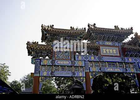 CHINA Peking kunstvoll geschnitzt und bemalt Tor in den Tempel des Lama Stockfoto