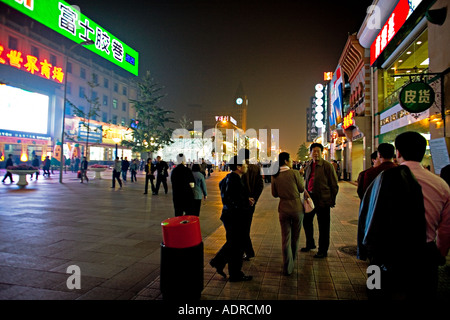 CHINA Peking Nachtszene von überfüllten shopping street Wangfujing Dajie im Zentrum von Peking Stockfoto