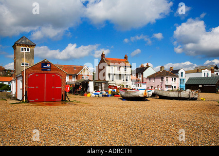 Leben-Boot-Station und Boote am Strand von Aldeburgh Suffolk England Stockfoto