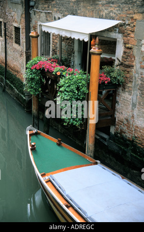 Blume verziert Balkon auf Kanal Straße und Gondel in Venedig Italien Stockfoto
