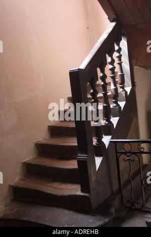 Treppe zur Orgelempore im Inneren der Kirche in Nolay Burgund Frankreich Stockfoto