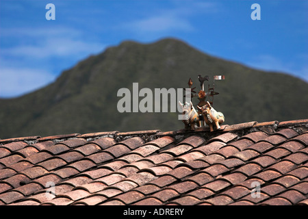 Keramik "Toritos de Pucara" oder "Little Bulls" auf Hausdach, [] Glückssymbol, [Sacred Valley], Peru, Anden, "Südamerika" Stockfoto