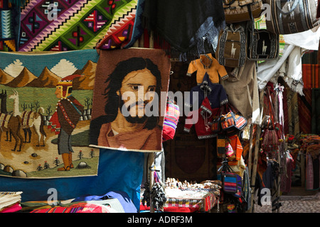 [Pisac Markt], [Sacred Valley], Peru, "Südamerika", farbenfrohen Marktstand Verkauf von Textilien, Gesicht Jesu auf gewebte Tapisserie Stockfoto