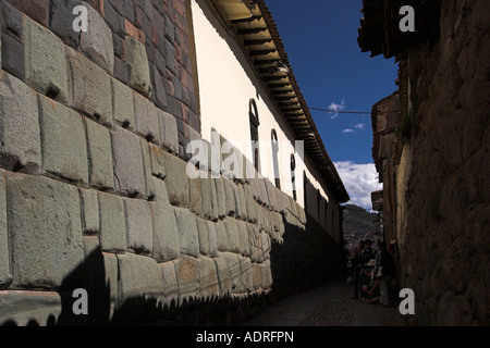 Inca Steinmauer in engen Straße, [Palast des Inca Roca], [Calle Hatunrumiyoc], Süd-Amerika, Anden, Peru, Cusco (Cuzco) Stockfoto