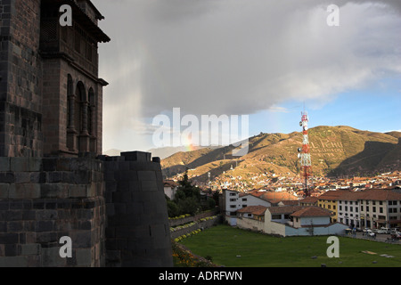 Kirche "Santo Domingo" und Coricancha-Tempel Wand, Cusco Stadtgebäude und Anden im Hintergrund, Peru, Südamerika Stockfoto