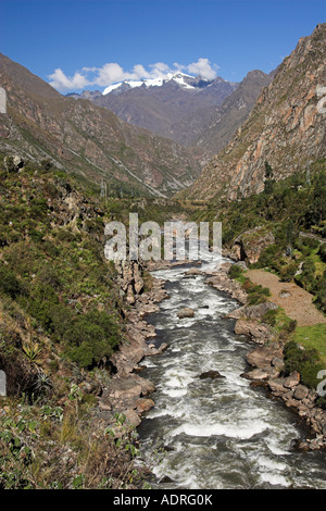 Blick auf das [Heilige Tal] und [Urubamba Fluss] aus "Km 88", Beginn der [Inka Trail], Peru, Anden, "Südamerika" Stockfoto