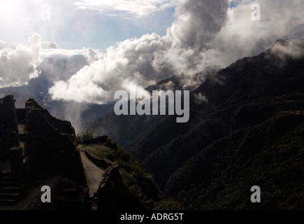 Sayacmarca Ruinen und Anden gegen bewölktem Himmel, Blick vom Inka-Trail nach [Machu Picchu], Peru, Süd-Amerika Stockfoto