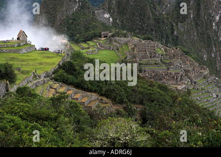 [Machu Picchu], anzeigen [Wächters Hütte] und antiken Ruinen aus dem "Sonnentor" oder Intipunku, [Inka-Trail], Peru, Süd-Amerika Stockfoto