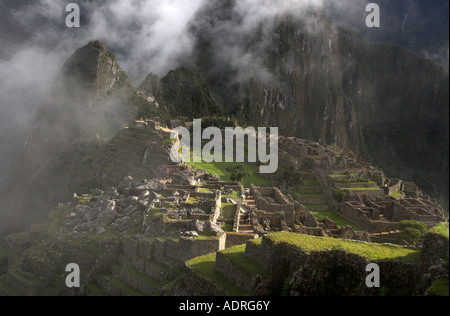 [Machu Picchu], verlorene Stadt der Inkas, Peru, Blick auf alten Inka Ruinen und Berge im Morgengrauen Nebel, Anden, "Südamerika" Stockfoto