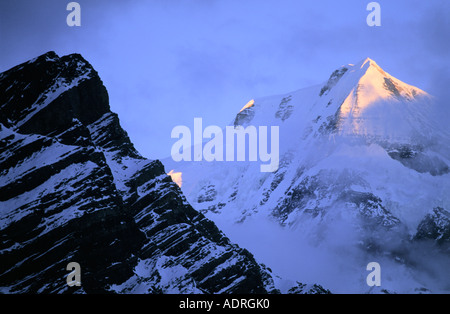 Morgenlicht auf Chulu Peak vom Dorf Ngawal Annapurna Conservation Area Nepal gesehen Stockfoto