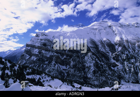 Verschneite Hänge des Annapurna III Bereich vom oberen Route zwischen Ngawal Ghyaru Dörfer im Annapurna Conservation Area Nepal gesehen Stockfoto